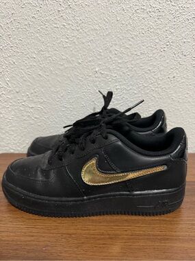 Nike Air Force 1 Low '07 LV8 Removable Swoosh sneakers black/gold size 6Y